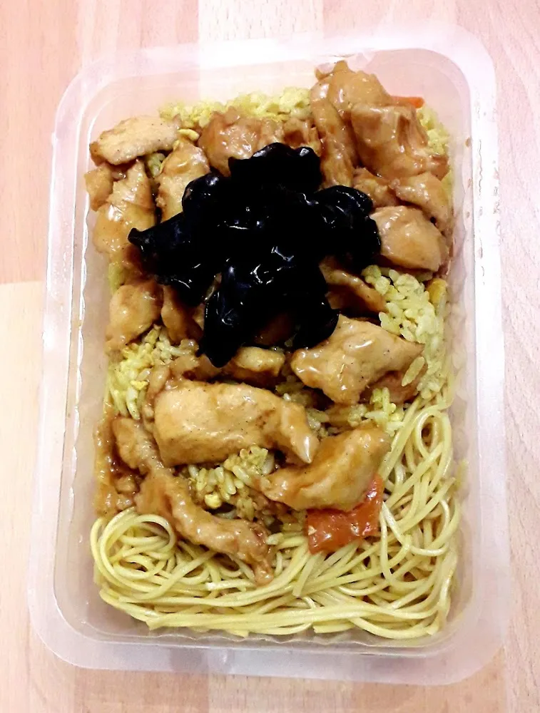 Nouilles Sautées Riz Au Curry Et Poulet Au Champignons Noir